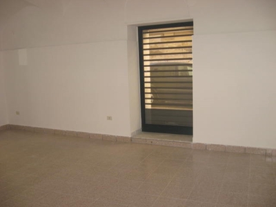 Immobile commerciale in Affitto a Teramo, zona Centro, 600€, 88 m²