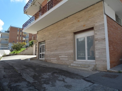Laboratorio in Vendita a Matera, zona Semicentro Nord, 320'000€, 218 m²