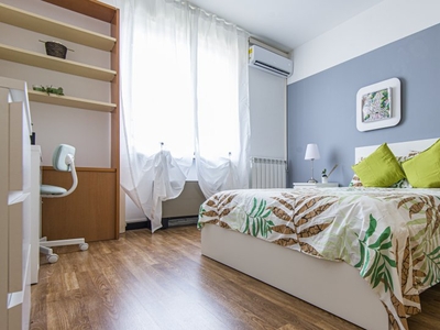 Camera in affitto in appartamento con 7 camere da letto a Chiesa Rossa, Milano