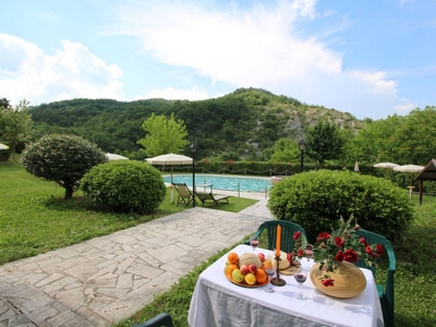 Casa a Apecchio con piscina, barbecue e giardino