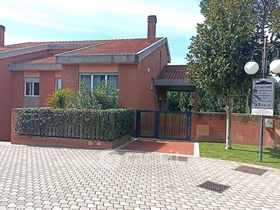 Casa Bi/Trifamiliare in Vendita in Via Gian Francesco Malipiero 76 a Roma
