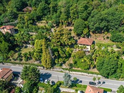 Casa con parco e darsena in vendita sul Lago Maggiore