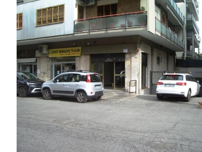 Negozio in affitto a Roma, Zona Appio Latino, via marco tabarrini 21b