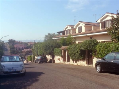 Villa a schiera in Via Agosta in zona Marco Simone a Guidonia Montecelio
