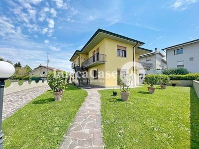 Villa Bifamiliare con giardino, Lucca nave