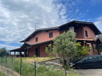 Villa con giardino a Ardea