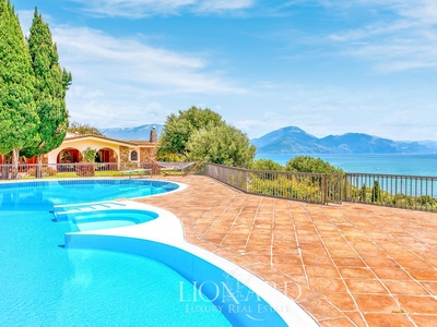 Villa di lusso con piscina in posizione panoramica non lontano dalla Costiera Amalfitana