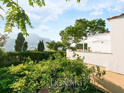 Villa di lusso in vendita a quindici minuti dalla famosa Piazzetta di Capri