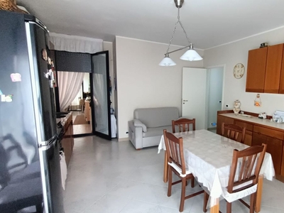 Appartamento di 3 vani /96 mq a Capurso (zona via roma)