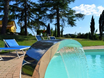 Casa a Vinci con piscina, barbecue e giardino