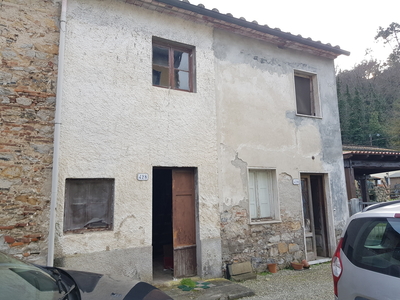 Casa indipendente da ristrutturare in via di castiglioncello, Lucca