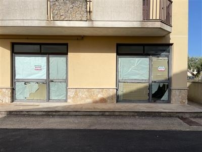 Commerciale - Più di tre vetrine a FRIGINTINI, Modica