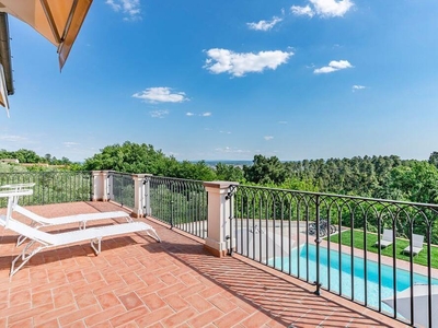 Exclusive villa with swimming pool in Montecarlo