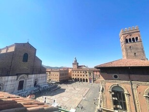 AFFASCINANTE ATTICO CON VISTA PIAZZA MAGGIORE