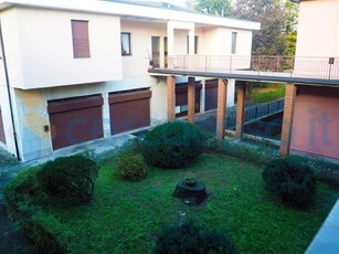 Appartamento Trilocale da ristrutturare, in vendita in Via Dei Narcisi 12, Inzago