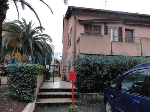 Bifamiliare da ristrutturare, in vendita in Via Padre Semeria, Sanremo