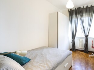 Camera in affitto in appartamento con 3 camere da letto a Milano