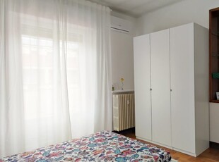 Camera in affitto in appartamento con 7 camere da letto a Milano