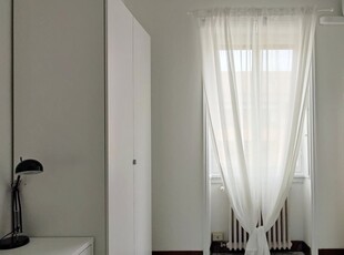 Camera in affitto in appartamento con 8 camere da letto a Milano