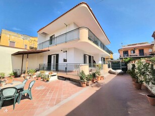 Casa indipendente con giardino a Caivano