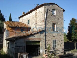 Casa singola da ristrutturare, in vendita in Colle Di Compito, Capannori