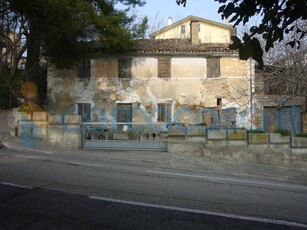 Casa singola da ristrutturare, in vendita in Strada Giovanni Maria Lancisi 136, Pesaro