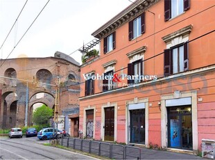 Negozio da ristrutturare, in vendita in Via Giolitti 180, Roma