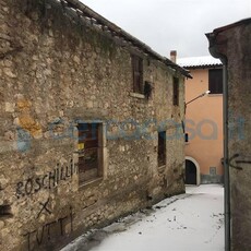 Rustico casale da ristrutturare, in vendita in Rosciolo, Magliano De' Marsi