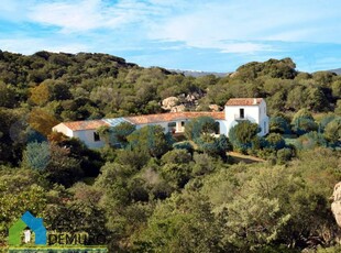 Rustico casale da ristrutturare, in vendita in Via Raica, Olbia