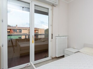 Stanza condivisa in affitto in appartamento con 2 camere da letto a Vigentino