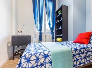 Stanza in affitto in appartamento con 8 camere da letto a Bologna