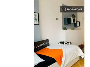 Stanze in affitto in un appartamento con 6 camere da letto a Torino
