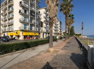 Vendita Negozio, in zona TORRIONE, SALERNO