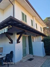 villa bifamiliare in Vendita ad Forte Dei Marmi - 1300000 Euro