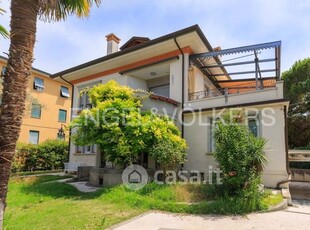 Villa in Vendita in Via Sandro Gallo a Venezia