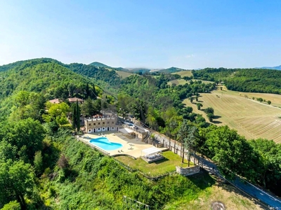 Accogliente Villa nelle Marche con una grande piscina.