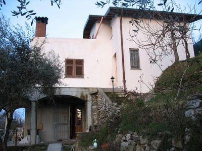 Casa indipendente con terrazzi a Podenzana