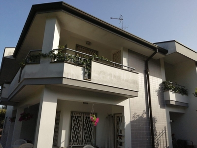 Villa Bifamiliare a Frosinone in Via Delle Ginestre