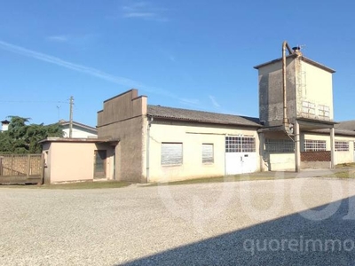 capannone industriale in vendita a Percoto