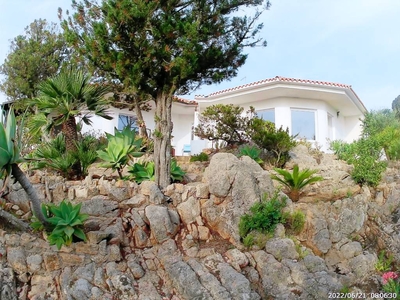 Piacevole casa a Villaggio Piras con terrazza e giardino