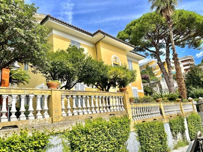 Villa Bifamiliare con giardino a Rapallo