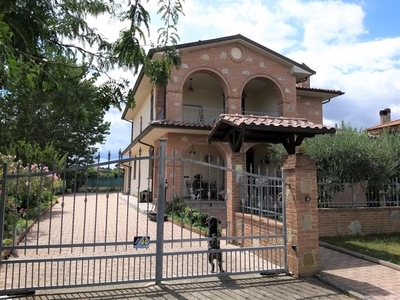 villa indipendente in vendita a Castiglione del Lago