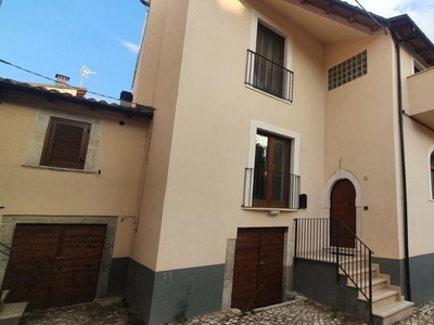 villa indipendente in vendita a L'Aquila