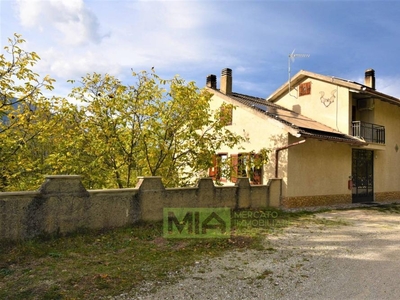 villa indipendente in vendita a Montefortino
