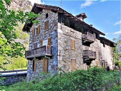 Palazzo in Località Espaz, Fontainemore, 12 locali, giardino privato