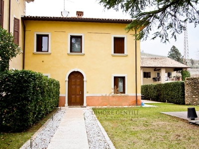 Villa a Sant'Ambrogio di Valpolicella, 8 locali, 4 bagni, con box
