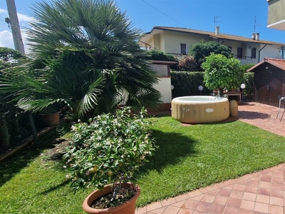 Villa a schiera in Viale Cristoforo Colombo snc, Tarquinia, 4 locali