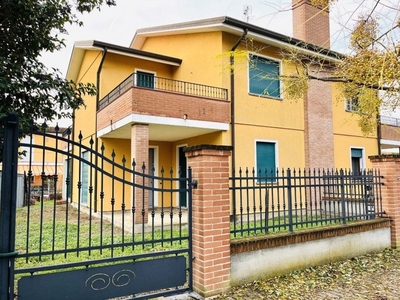 Villa Bifamiliare in vendita a Taglio di Po via Salvo d'Acquisto, 1