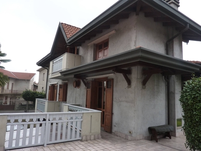 Villa in vendita a Fagnano Olona Varese