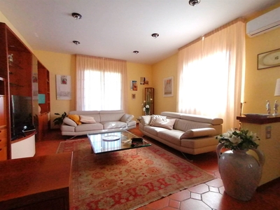 Villa in vendita a Prato Santa Lucia